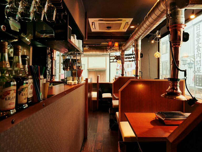 高めの仕切りがあり、半個室的なテーブル席