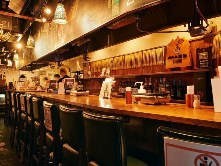 一人でも使いやすい、ハイカウンターが10席