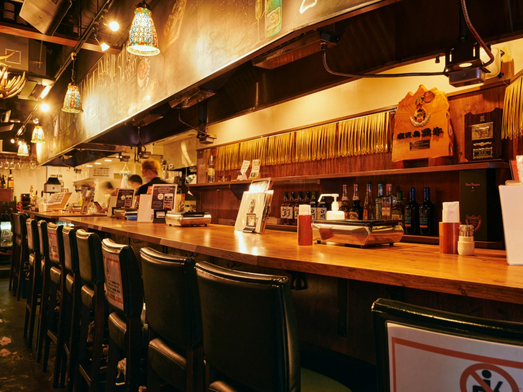 一人でも使いやすい、ハイカウンターが10席