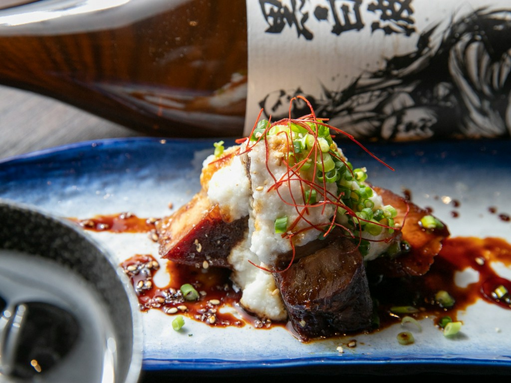 こってりとさっぱりで食べ応えアリ！『豚角煮のとろろがけ華酒仕立て』