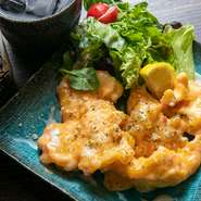 ヘルシーな鶏の胸肉を天ぷらにした一品。マヨネーズソースはスイートチリソースとレモンを和えたオリジナルです。サクサク衣がソースを吸って、しっとり優しい食感。もちろん食べ応えも満点です。