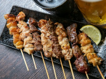 お店オススメの部位を一度に味わえる『焼き鳥8本盛り合わせ』