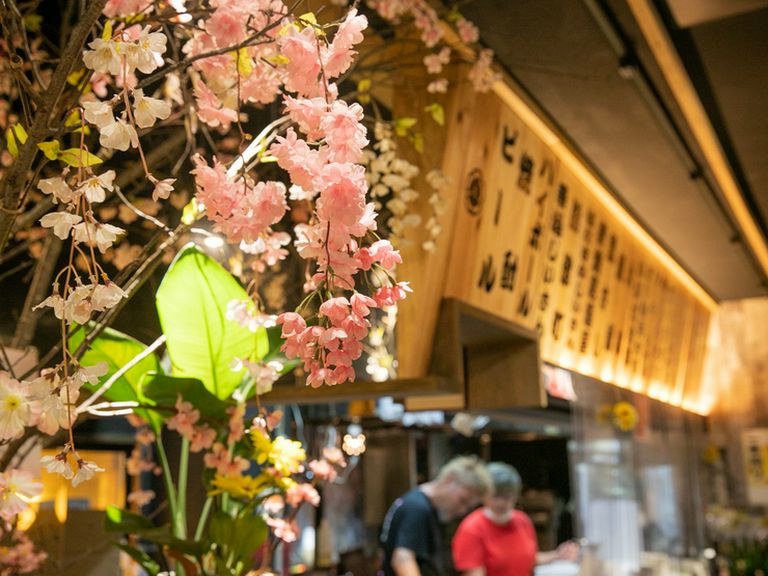 店内あちこちに飾られた桜が華やかな雰囲気を演出