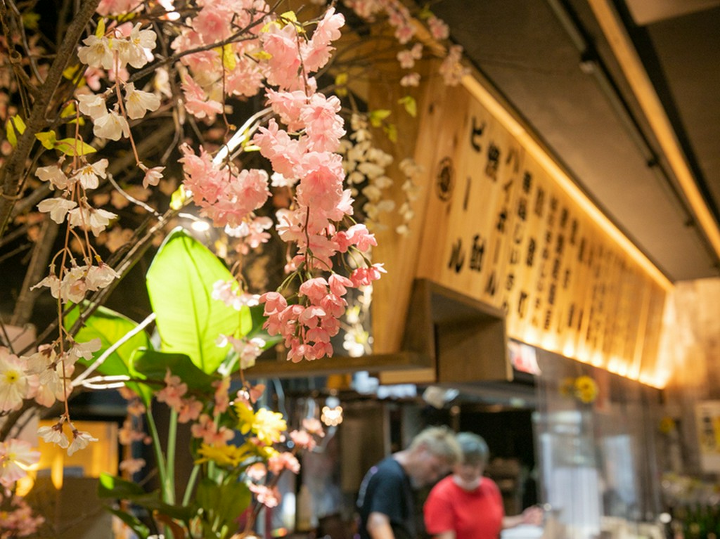 店内あちこちに飾られた桜が華やかな雰囲気を演出