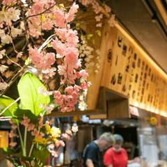 店内あちこちに飾られた桜が華やかな雰囲気を演出
