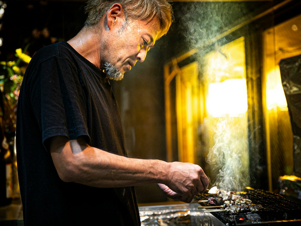 その日仕入れた新鮮な鶏や野菜を使った串を絶妙の焼き加減で提供