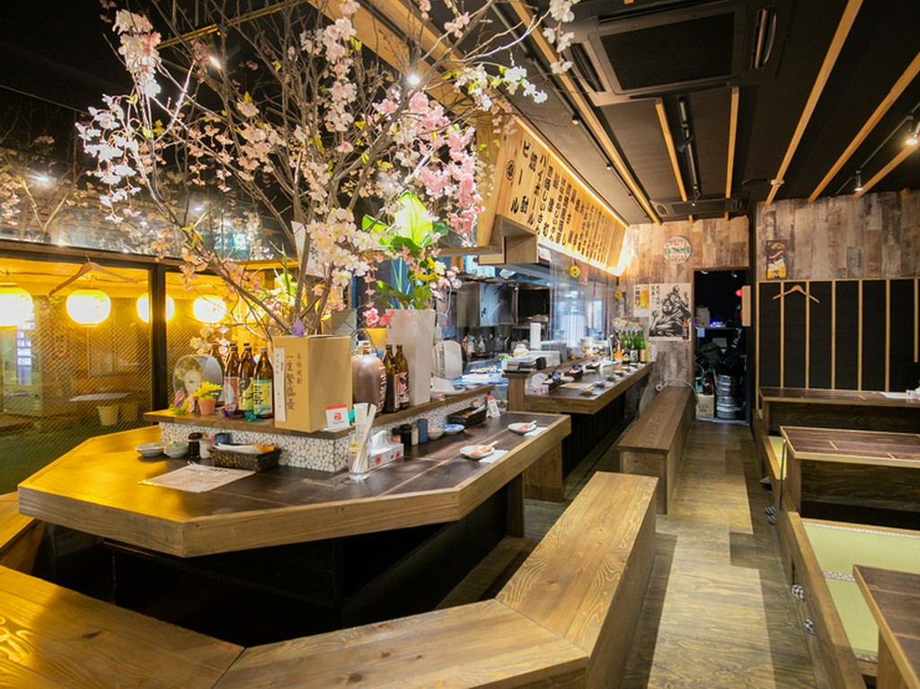 華やかな桜の枝のディスプレイもあざやか。ゆったりのカウンター
