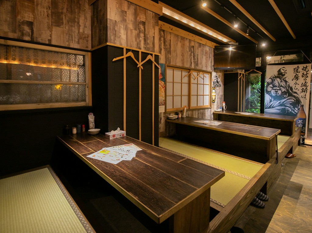 掘りごたつ式テーブルは16名さままでOK！　仲間内の宴会にも便利