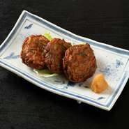 新鮮な白身魚のすり身を素上げにした郷土料理さつま揚げは、当店でも大変人気のある一品です。お土産屋さんで売られているさつま揚げとは一味違うさつま揚げをお楽しみ頂けます。