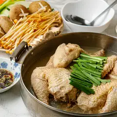 “鶏まるごと”の意味の『タッカンマリ』は下ごしらえに4時間