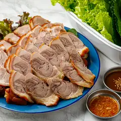 注文を受けてから丁寧にカット。骨付き燻製の『豚足』（4500円）