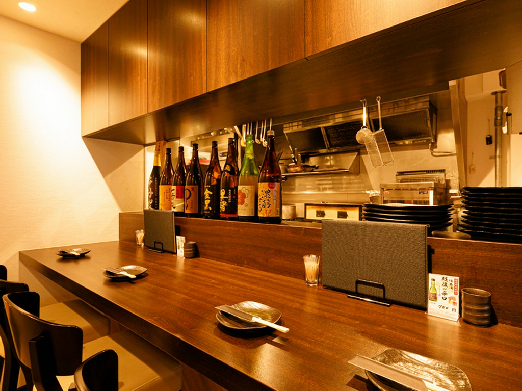 駅チカの店舗はカウンターもあり、一人でふらりと立ち寄って