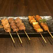 鶏本来のやわらかさとジューシーさを絶妙な火入れで引き出した『焼き鳥』はボリューム感も◎。甘めのタレで、子どもから大人まで愛される味です。お子さまは『つくね』、大人はぷりっと食感の『こころ』がオススメ。