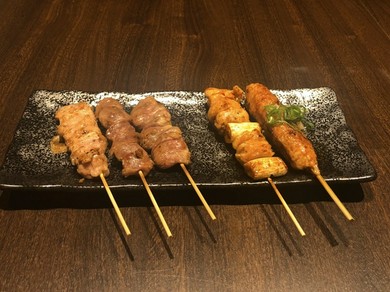 ボリューム感と絶妙な火入れが自慢『焼き鳥盛り合わせ』