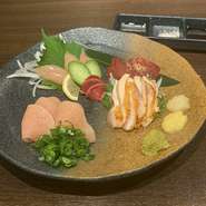 『鶏刺し5種盛り』は、朝びき鶏を使った「売切御免」の人気メニュー。生でいただける鶏は希少性が高く、入荷当日のみの提供です。モモのたたきやムネやささみの造りなど、7～8種から厳選して提供されます。