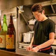 訪れたゲストはもちろん、働くスタッフもみんな笑顔で楽しめる店をめざすという同店。店名に「心喜」とある通り、「心が喜ぶ」時間と空間の提供を心がけているとか。おいしさと楽しさを堪能できるお店です。