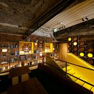 歴史ある旧駅舎の躯体を生かしてリノベーションされたおしゃれな空間で、こだわりのグリル料理と極上ビールを楽しめるのが【コウベビアハウゼ】。駅徒歩2分の高架下にあり、気軽に立ち寄りたくなるお店です。