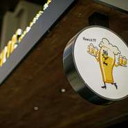 海外のものを含むクラフトビールを中心に、【神戸・六甲ビール醸造所】と共同開発したオリジナルビールなど、珍しいビールをずらり10種以上ラインナップ。個性豊かな味わいは、『飲み比べセット（4種）』でも。