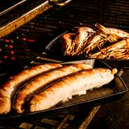 300度の高温で一気に焼きあげ、食材の旨みをぎゅっと閉じ込めるのが、同店自慢の「ジョスパーオーブン」の威力。素材の魅力を引き出したグリル料理は、炭火焼きならではの芳醇な香りも魅力です。