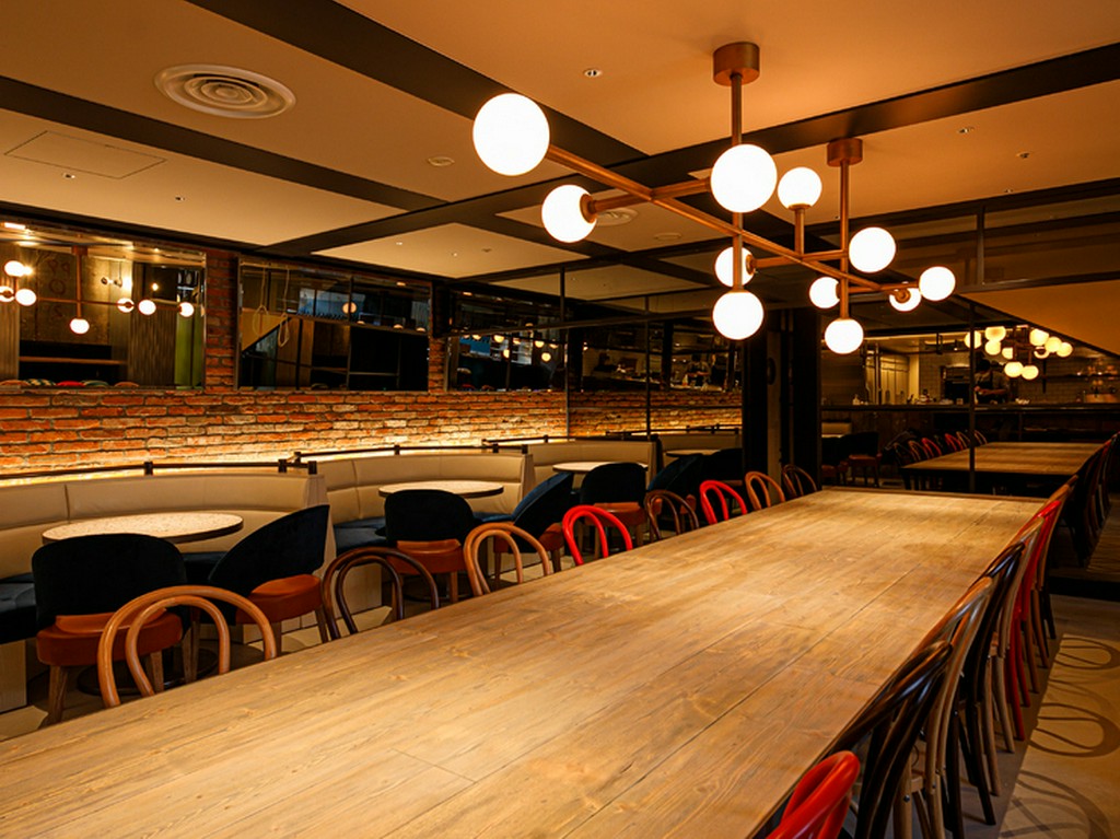 2フロア140席の大型店舗は、さまざまなシーンで利用可能