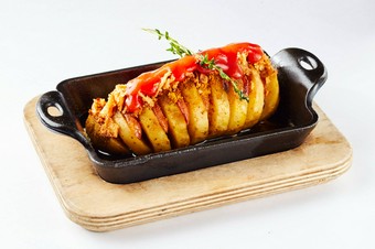  丸ごとポテトとスモークソーセージのカリーブルスト”ハッセルバック”