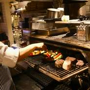 焼きたて、出来たての料理だけが持つシズル感を、そのままゲストのテーブルまで届けてくれるのが同店の魅力のひとつ。音や香り、見た目など、五感を刺激し、味わいをさらに深めてくれる要素にも注目です。