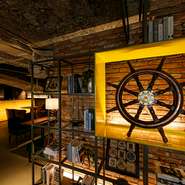神戸三宮駅が開設された当初の躯体を生かしてリノベーションされた店内は、アーチ状の天井な、随所に歴史を感じさせるスタイリッシュ空間。神戸らしく「船」をイメージし、舵や帆などを用いたインテリアも素敵です。