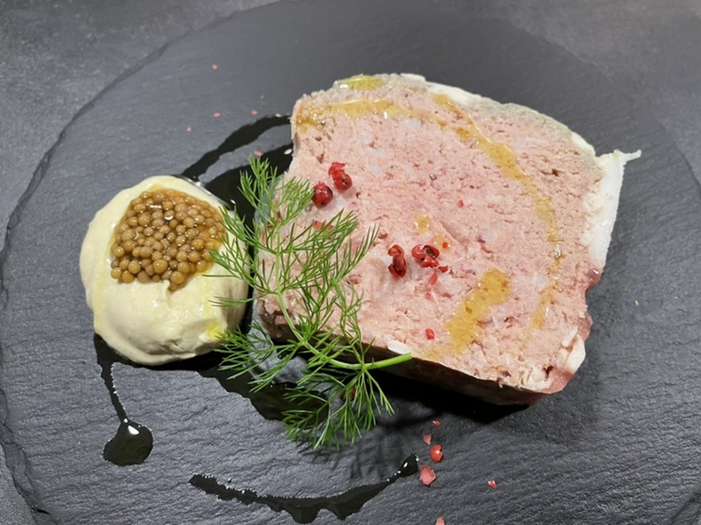 肉汁を閉じ込めながら低温でしっとり焼き上げた『やわらかパテ・ド・カンパーニュ』