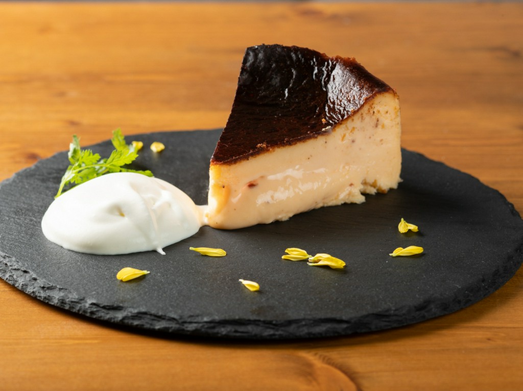 とろける食感と濃厚な味わいが魅力の『しあわせの黄色いチーズケーキ（バスク風）』