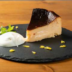 とろける食感と濃厚な味わいが魅力の『しあわせの黄色いチーズケーキ（バスク風）』