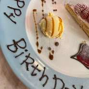 ケーキやオリジナルデニッシュを使ったスイーツデニッシュのお皿にメッセージを書いたサプライズ演出ができます。