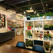 アットホームな居心地のよさと、程好い距離感でのコミュニケーションに心がけています。スタッフ皆の自然な朗らかさ、心からの挨拶と感謝の言葉も、常連の方からお褒めいただくもの。ぜひ、お気軽にどうぞ！