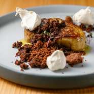 画像は、フォアグラにカカオを散らした一品。ねっとりとした舌触りの濃厚なフォアグラにカカオの香ばしさと豊かな薫りを纏わせている、上品な一皿。
※画像は、コースの一例です。料理の内容は日々変わります。