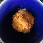 コースの〆には、ご飯を使った一皿が提供されます。本日は、リゾットで。その日のコース内容に合わせて、ふさわしいお米の料理が提供されます。
※画像は、コースの一例です。料理の内容は日々変わります。