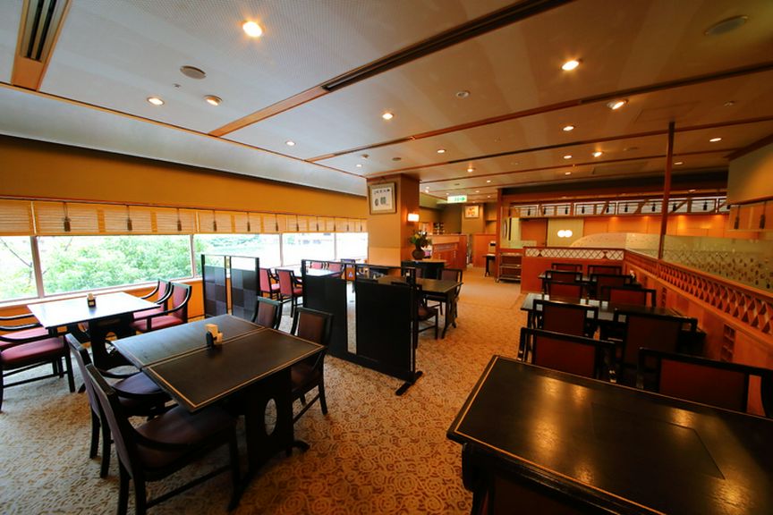 落ち着く店内でゆっくりと“島家の味”をご堪能下さい。