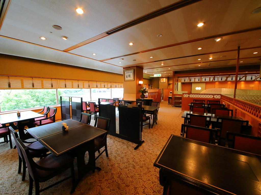 落ち着く店内でゆっくりと“島家の味”をご堪能下さい。