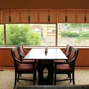 自然光がほどよく降り注ぎ、和の風情あふれる店内は落ち着いた雰囲気を醸し出しています。武庫川の自然と川の流れを眺めながらの楽しいひと時。晴れた日には、窓から清々しい青い空が広がります。