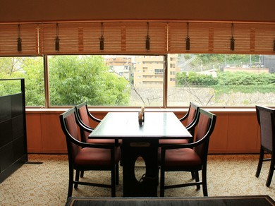 武庫川の流れを眺めながらゆっくりと。くつろぎの窓際テーブル席