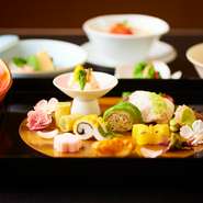 四季を「食」で存分に感じてもらいたいとの想いを込めて、確かな目利きで選ばれた季節の味わいをぜひお楽しみ下さい。