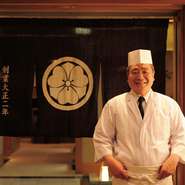 匠の技で味を織りなす日本料理職人。数々の受賞歴がその腕を物語っています。素材を活かした味を追求し心にも舌にも響く“島家の味”を大切に丁寧に作り上げていきます。