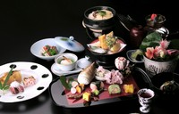 先付、前菜、吸物、造り、煮物、焼物、油物、釜飯、止椀、香の物、水菓子

※お昼は予約制