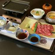 牛ロースステーキ・小鉢・茶碗蒸し・御飯・赤だし・香の物