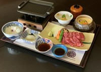 牛ロースステーキ・小鉢・茶碗蒸し・御飯・赤だし・香の物