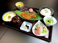 鰻重、小鉢2種、赤だし、香の物