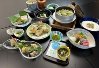 前菜、吸物、造り、煮物、油物又は蒸し物、お赤飯、赤出汁、香の物、水菓子
※天ぷらか蒸し物をお選びいただけます。

期間限定の特別メニューとなります。