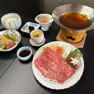 牛鍋・小鉢・造り・蒸し物・御飯・香の物・水菓子

寒い季節おすすめのミニ鍋付きお膳料理になります。