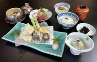 牛鍋・小鉢・造り・蒸し物・御飯・香の物・水菓子

おすすめの牛鍋鍋付きお膳料理になります。
