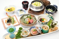 趣向を凝らした小鉢を盛り合わせた前菜や季節の釜飯が人気の旬の季節を彩るお昼限定会席です。
温泉のご入浴が無料セットになっております。（タオ貸し出し有り）
