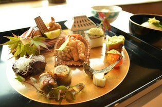 八寸の木盆に表現された四季を味わう『焼八寸』