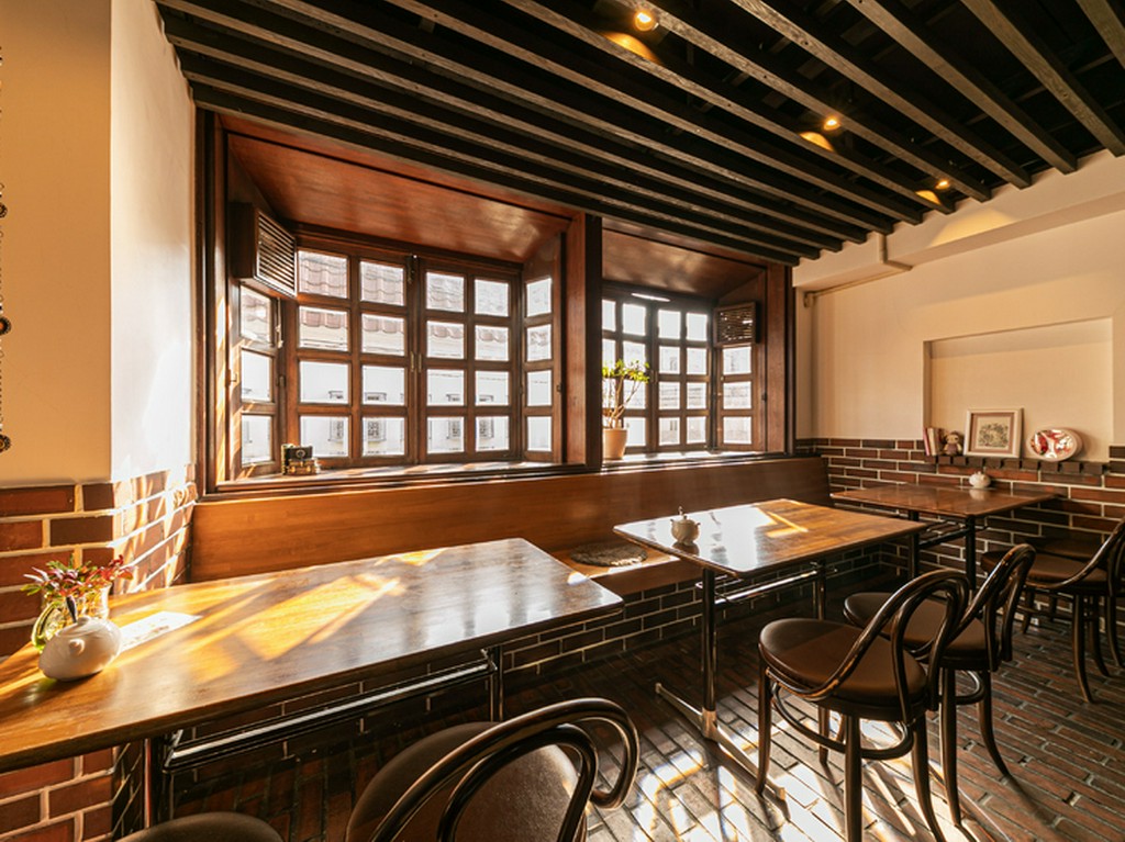 アンティークな趣きが包み込む店内